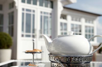 Die sonnige Terrasse lädt zu einem typischen Ostfriesen-Tee ein