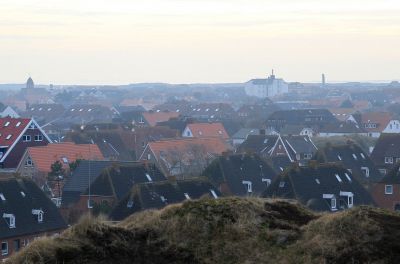 Das Wahrzeichen der Insel, der Wasserturm, bietet eine tolle Aussicht über das Dorf und die Dünen